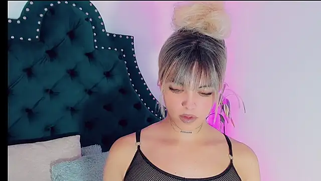 Emmaa Saenz  online show from February 27, 2025, 12:36 am