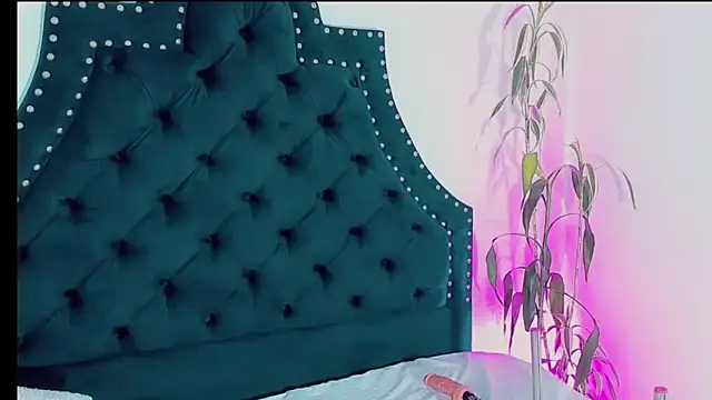 Emmaa Saenz  online show from March 14, 2025, 12:43 am