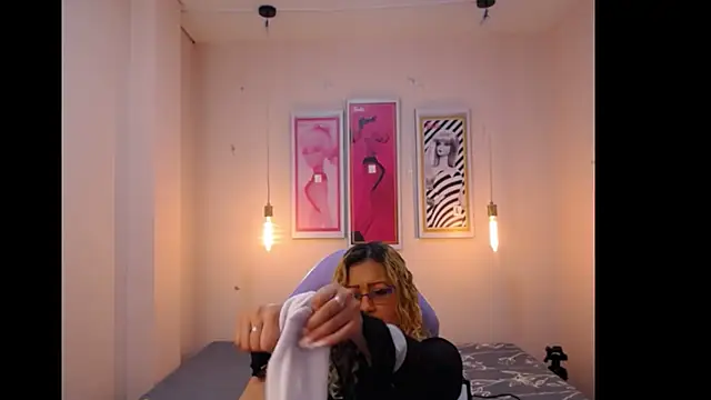 Veronica escobar  online show from January 21, 2025, 6:54 am