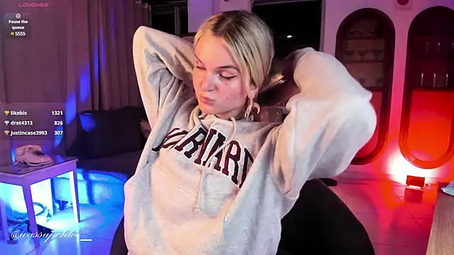 misschloe   online show from February 5, 2025, 4:16 am