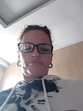 Snapshot of CioniWeiss chatting on November 5, 2025, 8:34 pm CioniWeiss online show from November 5, 2025, 8:34 pm