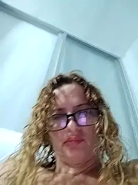 Snapshot of CioniWeiss chatting on October 31, 2025, 11:44 pm CioniWeiss online show from October 31, 2025, 11:44 pm