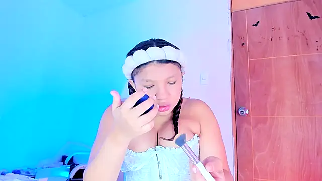 Snapshot of Emily_Coper18 chatting on April 19, 2026, 2:07 pm Emily Coper18 online show from April 19, 2026, 2:07 pm