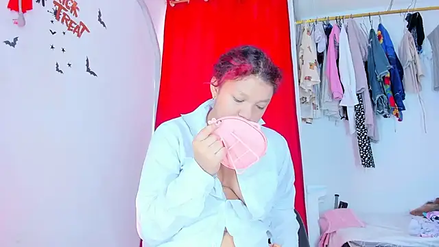 Emily Coper18 online show from November 1, 2025, 1:27 pm