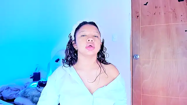 Snapshot of Emily_Coper18 chatting on May 17, 2026, 2:17 pm Emily Coper18 online show from May 17, 2026, 2:17 pm