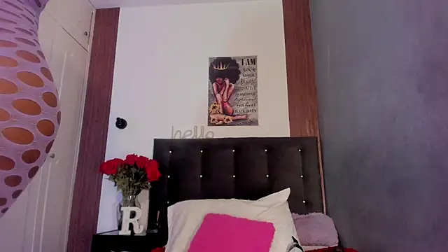 Snapshot of Reina_Love2 chatting on April 9, 2026, 2:35 am Reina Love2 online show from April 9, 2026, 2:35 am
