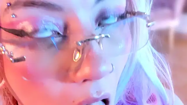 Broklinwhite  online show from November 6, 2025, 2:43 pm