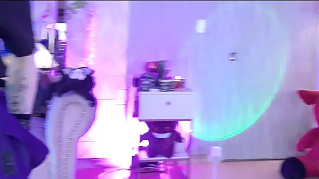 zephirahabney online show from November 20, 2025, 2:51 pm