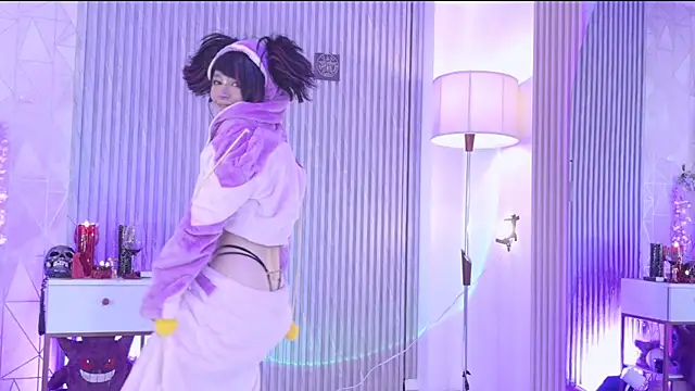 zephirahabney online show from November 9, 2025, 2:43 pm