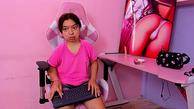 CharlotteMuller online show from April 14, 2026, 8:25 pm