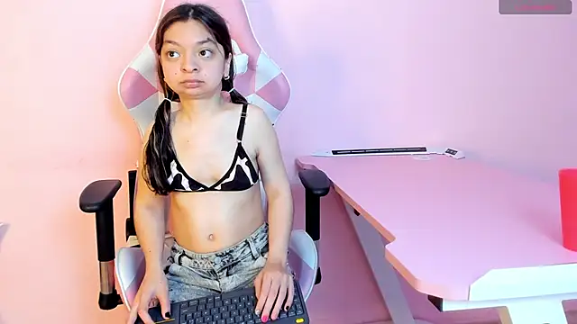 Snapshot of CharlotteMuller chatting on October 25, 2025, 8:09 pm CharlotteMuller online show from October 25, 2025, 8:09 pm