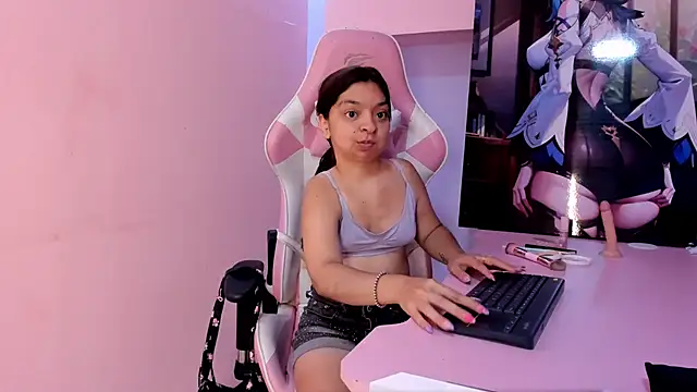 Snapshot of CharlotteMuller chatting on April 21, 2026, 8:15 pm CharlotteMuller online show from April 21, 2026, 8:15 pm