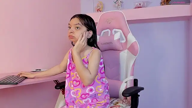 Snapshot of CharlotteMuller chatting on October 14, 2025, 7:58 pm CharlotteMuller online show from October 14, 2025, 7:58 pm