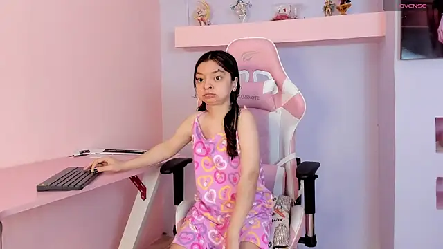 Snapshot of CharlotteMuller chatting on October 23, 2025, 6:17 pm CharlotteMuller online show from October 23, 2025, 6:17 pm