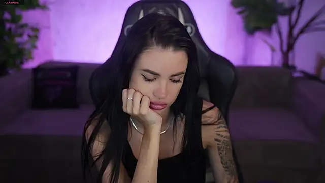 Snapshot of Tina_Breeze chatting on June 15, 2026, 11:21 am Tina Breeze online show from June 15, 2026, 11:21 am