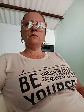 Snapshot of deisy_summers47x chatting on February 16, 2025, 2:32 pm deisy summers47x online show from February 16, 2025, 2:32 pm