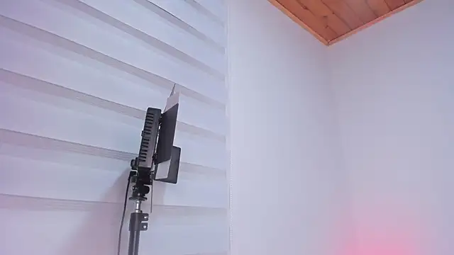 Snapshot of ale_blossom chatting on October 12, 2025, 1:29 am ale blossom online show from October 12, 2025, 1:29 am