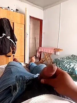 Snapshot of Anzo44 chatting on December 4, 2025, 11:42 am Anzo44 online show from December 4, 2025, 11:42 am