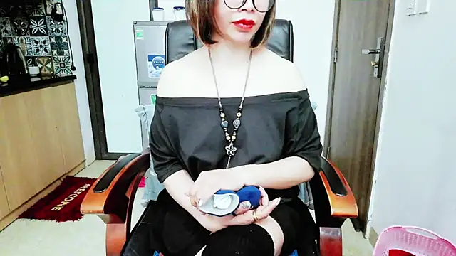 Miu-Le online show from December 5, 2025, 9:23 pm