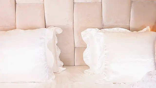 KiraKayleigh1 online show from October 27, 2025, 2:34 am