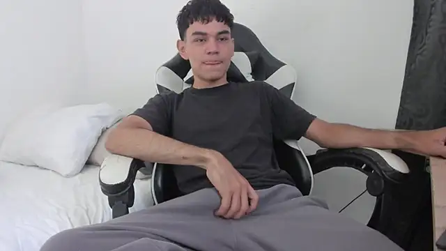 ronaldmq20 online show from April 6, 2026, 3:35 pm