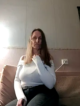 Snapshot of Evelina_cute chatting on February 27, 2025, 4:54 pm Evelina cute online show from February 27, 2025, 4:54 pm