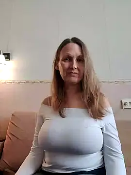 Snapshot of Evelina_cute chatting on February 26, 2025, 10:27 am Evelina cute online show from February 26, 2025, 10:27 am
