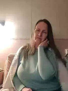 Snapshot of Evelina_cute chatting on January 21, 2025, 4:48 pm Evelina cute online show from January 21, 2025, 4:48 pm