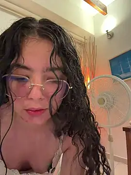 Snapshot of Antoniart_ chatting on April 17, 2026, 3:42 am Antoniart online show from April 17, 2026, 3:42 am