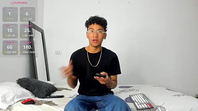 harrytwink18 online show from December 16, 2025, 2:32 pm