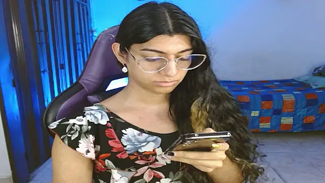 engielphoenis14 online show from December 3, 2025, 2:34 am