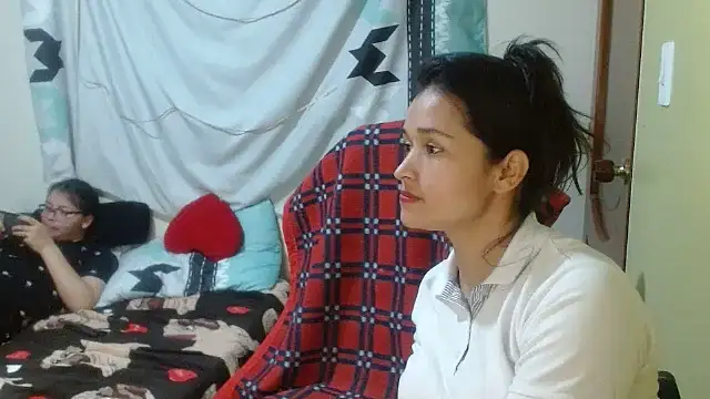 Snapshot of clayre_and_jill chatting on January 8, 2026, 4:18 am clayre and jill online show from January 8, 2026, 4:18 am