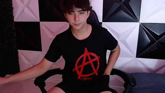 Snapshot of Dani_cumboy chatting on January 19, 2025, 3:29 am Dani cumboy online show from January 19, 2025, 3:29 am