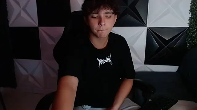Snapshot of Dani_cumboy chatting on January 8, 2025, 2:25 am Dani cumboy online show from January 8, 2025, 2:25 am