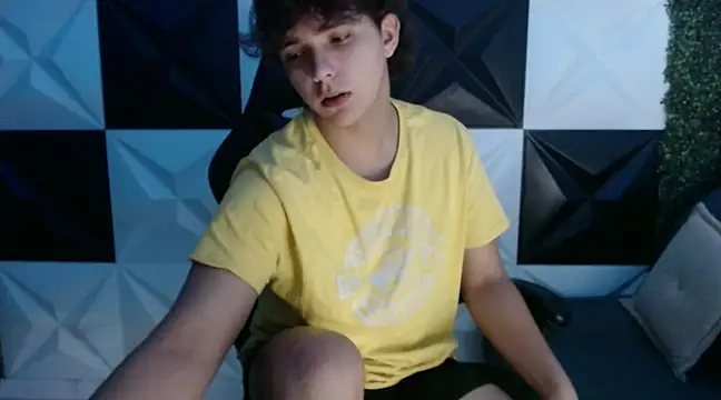 Snapshot of Dani_cumboy chatting on January 24, 2025, 6:14 am Dani cumboy online show from January 24, 2025, 6:14 am