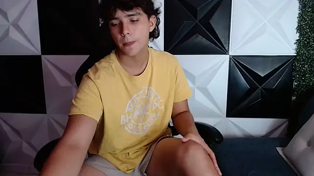 Snapshot of Dani_cumboy chatting on January 5, 2025, 4:36 am Dani cumboy online show from January 5, 2025, 4:36 am