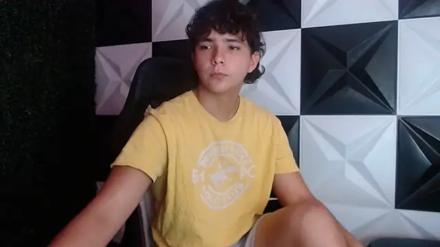 Snapshot of Dani_cumboy chatting on January 5, 2025, 1:35 am Dani cumboy online show from January 5, 2025, 1:35 am