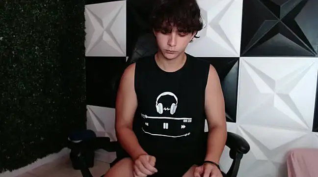 Snapshot of Dani_cumboy chatting on December 26, 2024, 2:33 am Dani cumboy online show from December 26, 2024, 2:33 am