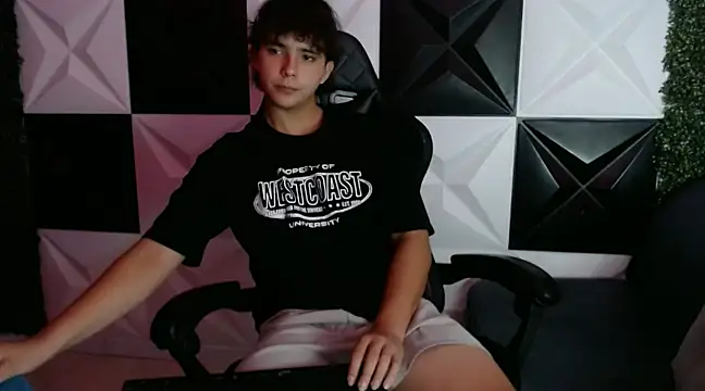 Snapshot of Dani_cumboy chatting on January 12, 2025, 6:49 am Dani cumboy online show from January 12, 2025, 6:49 am
