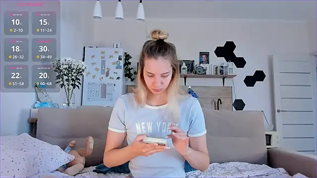 Snapshot of Girl_alone_home chatting on October 10, 2025, 7:09 am Girl alone home online show from October 10, 2025, 7:09 am