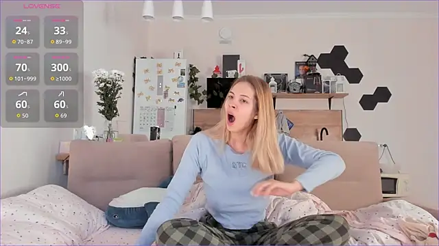 Snapshot of Girl_alone_home chatting on October 3, 2025, 3:41 am Girl alone home online show from October 3, 2025, 3:41 am