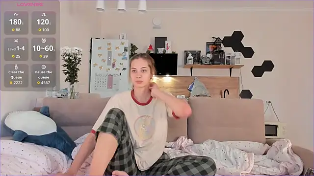 Snapshot of Girl_alone_home chatting on October 4, 2025, 3:52 am Girl alone home online show from October 4, 2025, 3:52 am