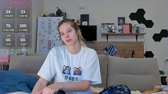 Snapshot of Girl_alone_home chatting on December 19, 2025, 3:03 pm Girl alone home online show from December 19, 2025, 3:03 pm