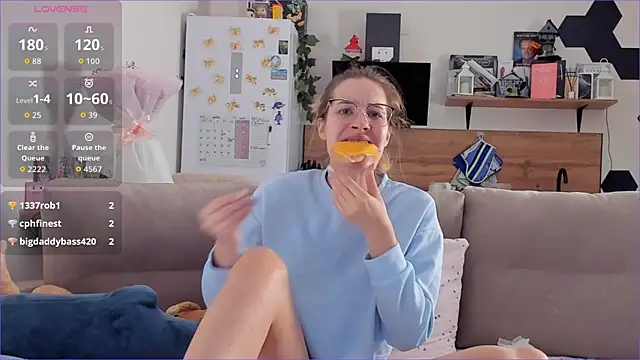 Snapshot of Girl_alone_home chatting on December 5, 2025, 4:55 am Girl alone home online show from December 5, 2025, 4:55 am