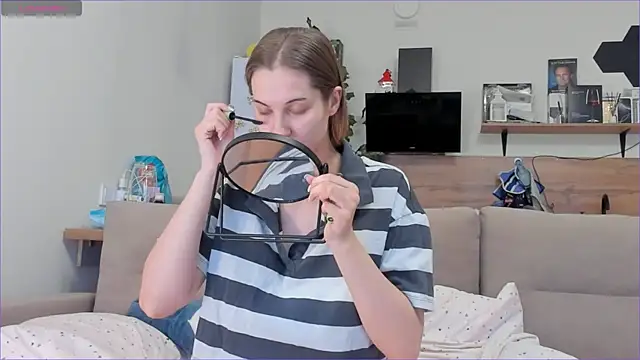 Snapshot of Girl_alone_home chatting on April 11, 2026, 2:43 pm Girl alone home online show from April 11, 2026, 2:43 pm