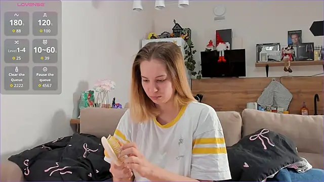 Snapshot of Girl_alone_home chatting on February 12, 2026, 3:39 am Girl alone home online show from February 12, 2026, 3:39 am