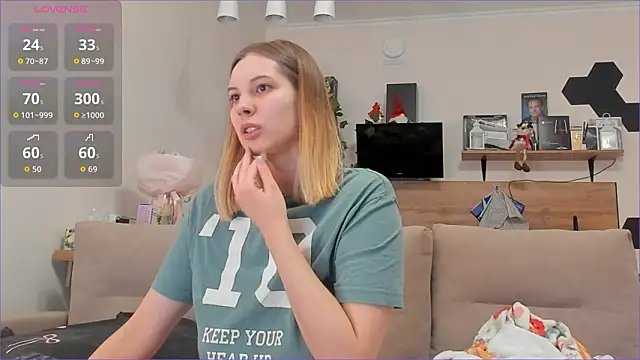 Snapshot of Girl_alone_home chatting on March 5, 2026, 3:52 pm Girl alone home online show from March 5, 2026, 3:52 pm