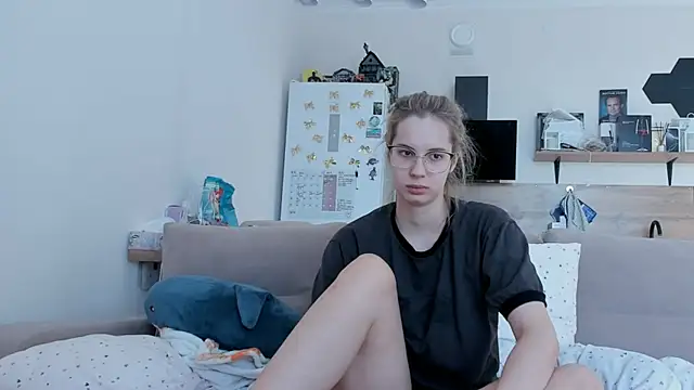 Girl alone home online show from May 18, 2026, 2:33 am