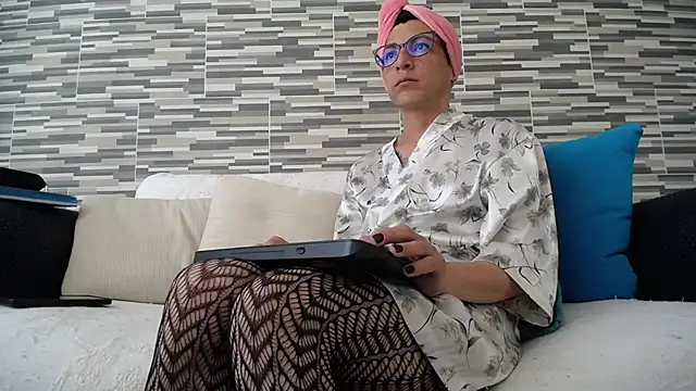 VioletaGomezCo online show from November 1, 2025, 2:00 pm