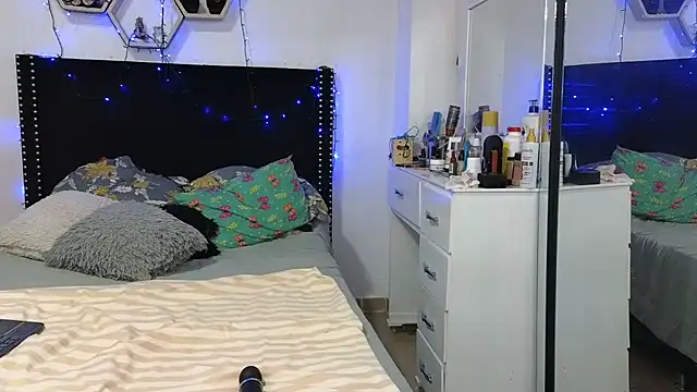 charlotte 077 online show from April 7, 2026, 3:52 am